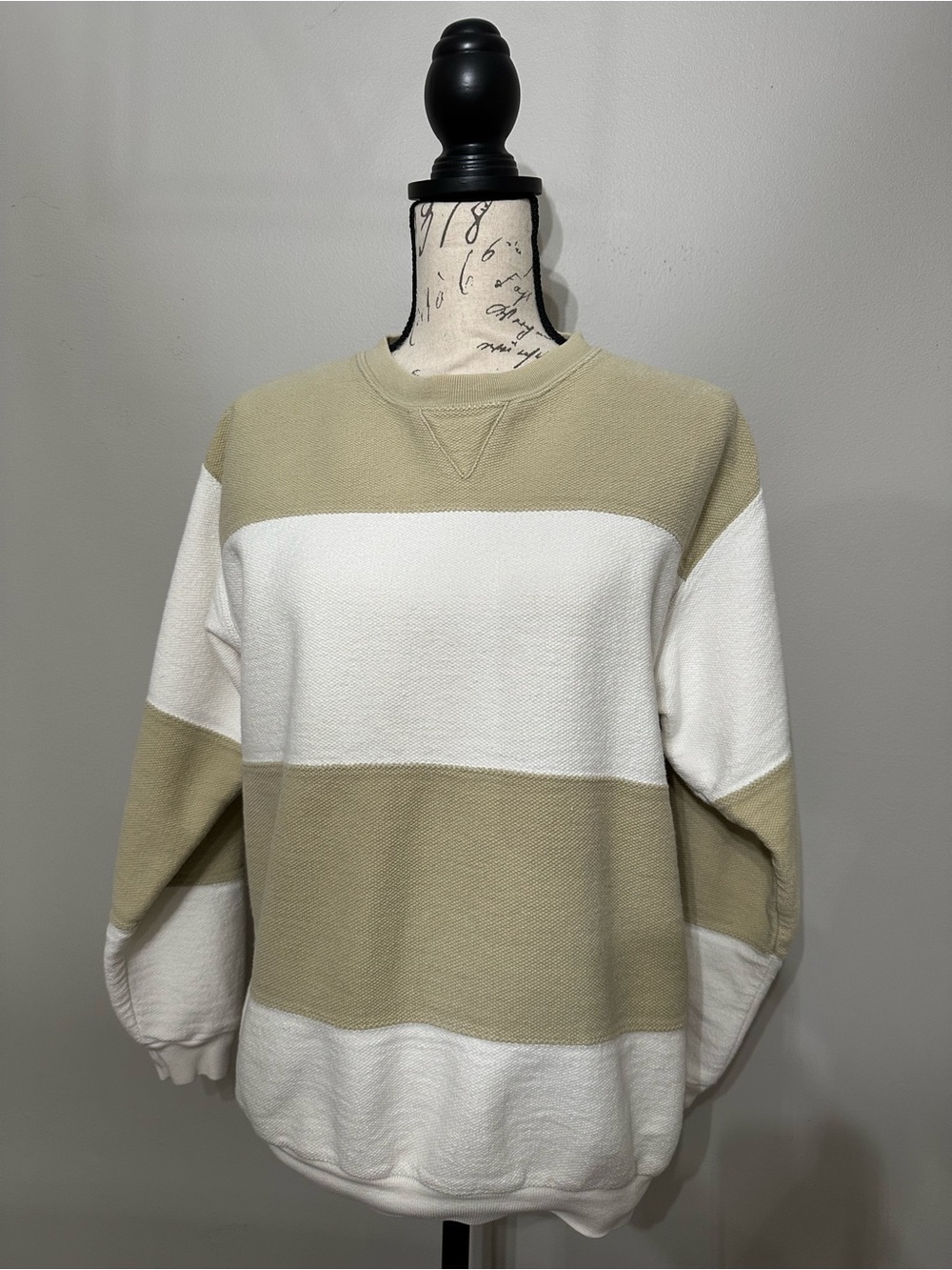 Vintage Lands’ End Women’s Crew Neck Textured Pullover Shirt. Size Medium.
